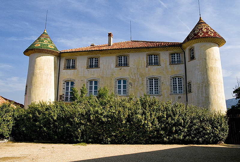 Provence 2014 +20140613_1033 als Smart-Objekt-1 Kopie.jpg - Die Dachkuppeln vom Schloss sind aus kleinen Mosaikstücken hergestellt worden